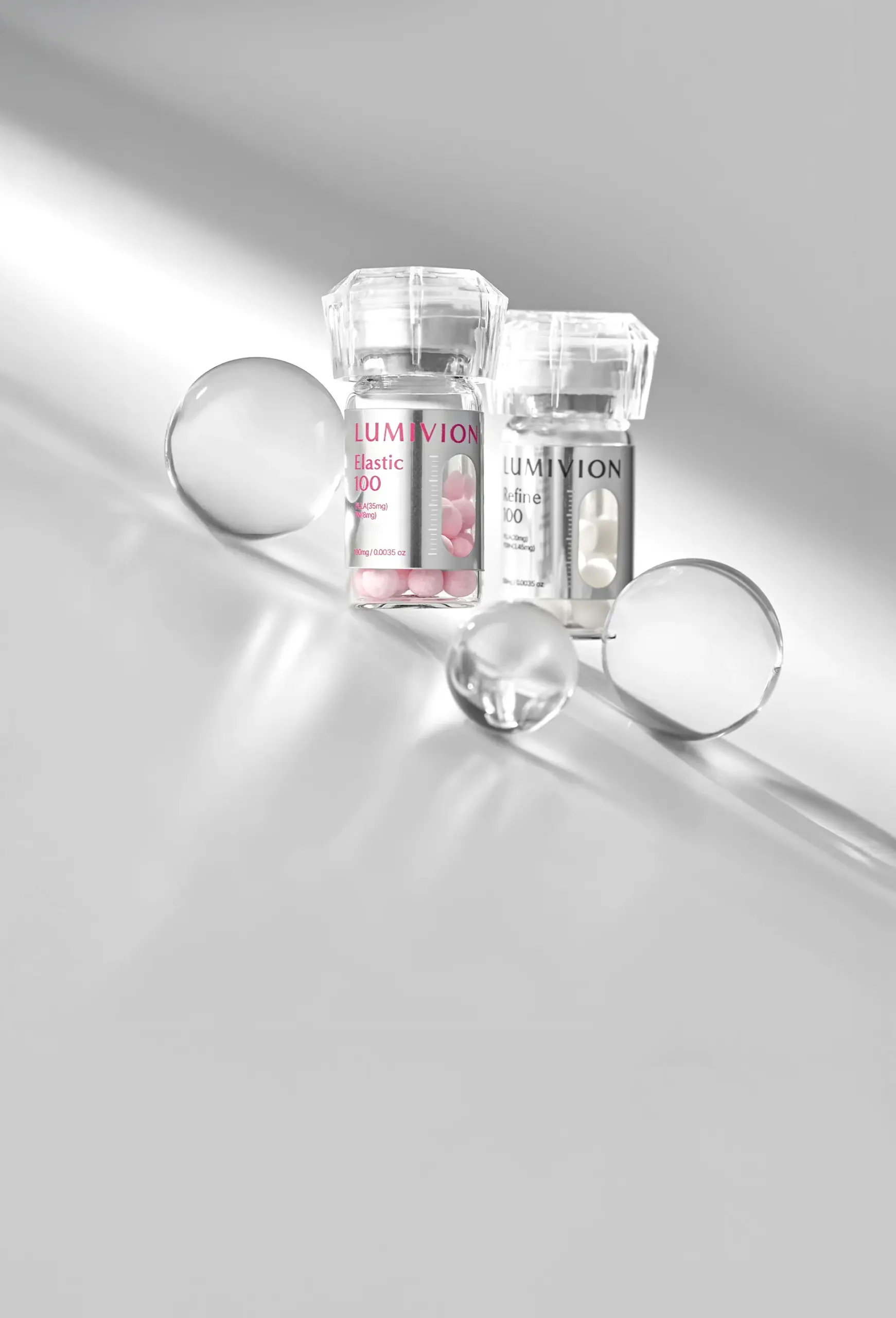 透明な球体と、錠剤が入ったルミビオンのボトル2本が並んでいる。