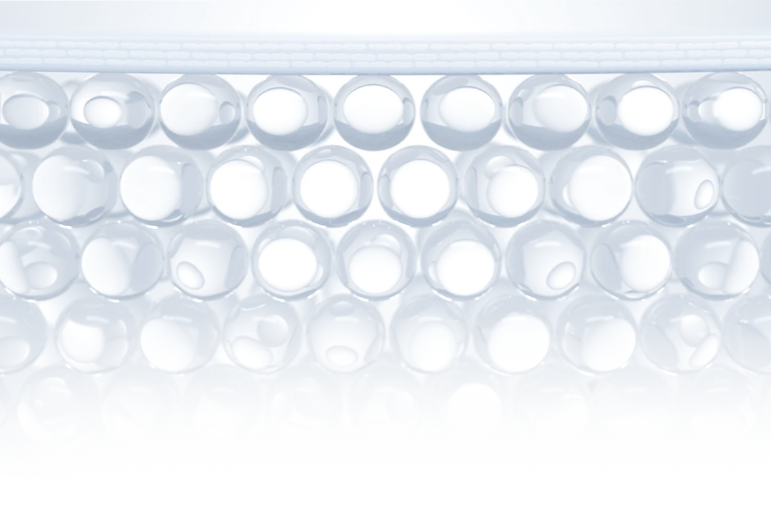 透明な球体が規則正しく並んだ構造体のクローズアップ。