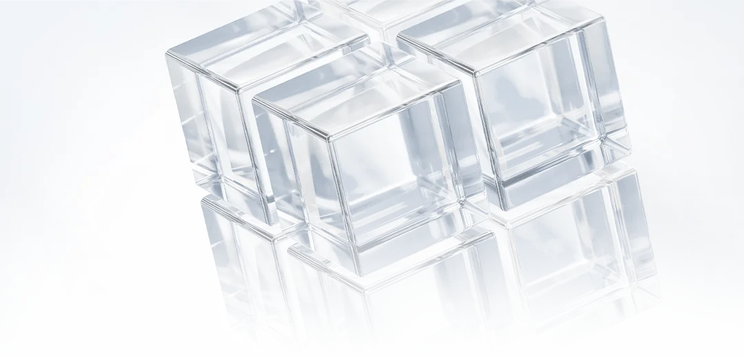 透明な立方体が複数組み合わさった立体。