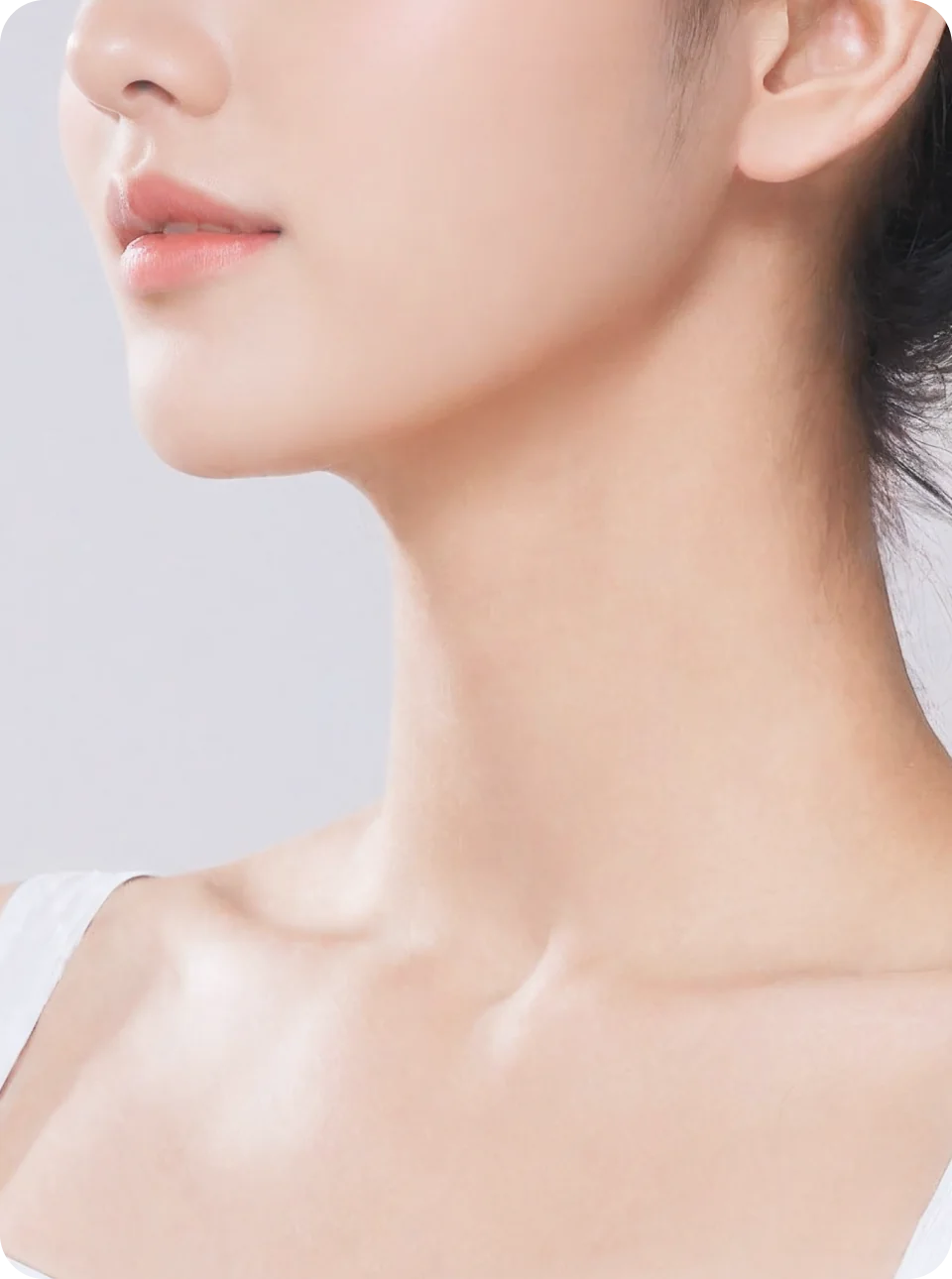 首から鎖骨にかけての女性の肌のクローズアップ