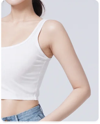 白いタンクトップを着た女性の上半身