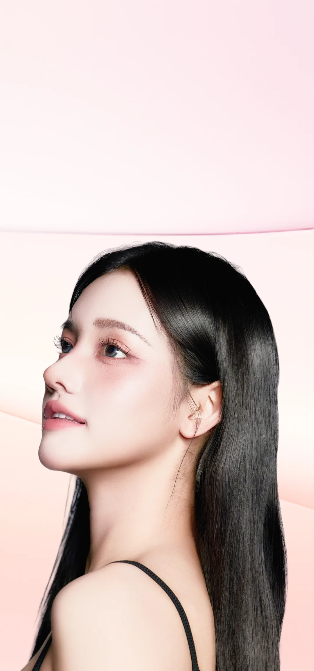 黒髪の女性が上を見上げている、ボツリヌストキシンのイメージ