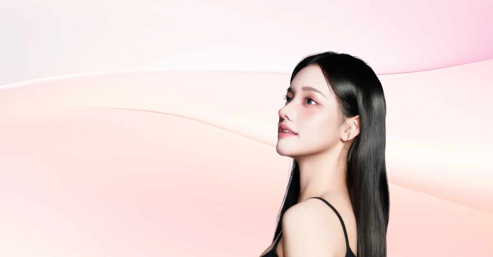 黒髪の女性が上を見上げている、ボツリヌストキシンのイメージ。