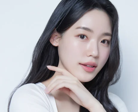 肌のケアを意識した、クールフェイスの女性モデル