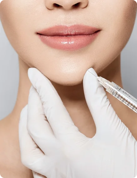 顎にヒアルロン酸注射をする様子