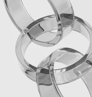 透明なリングが連なった抽象的なイメージです。