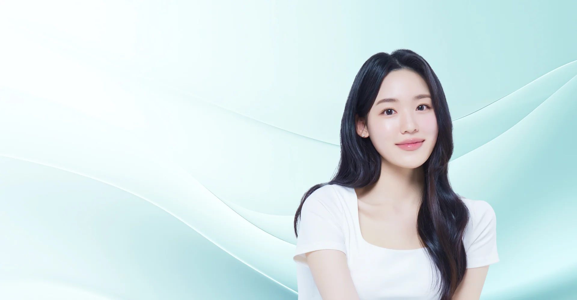 笑顔の女性、背景は水色の抽象的なデザイン。