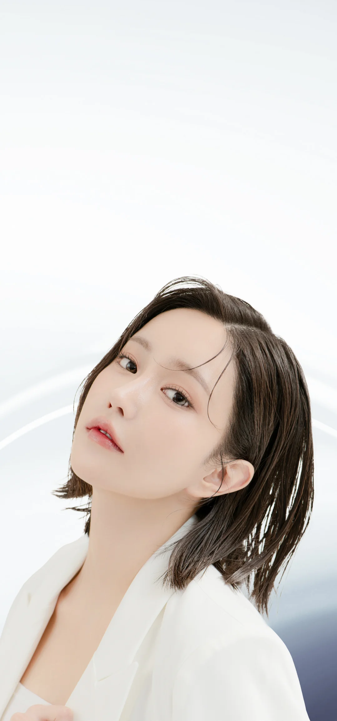 ジュベルックのメインビジュアル、ショートヘアの女性が白いジャケットを着て斜め上を見ている。