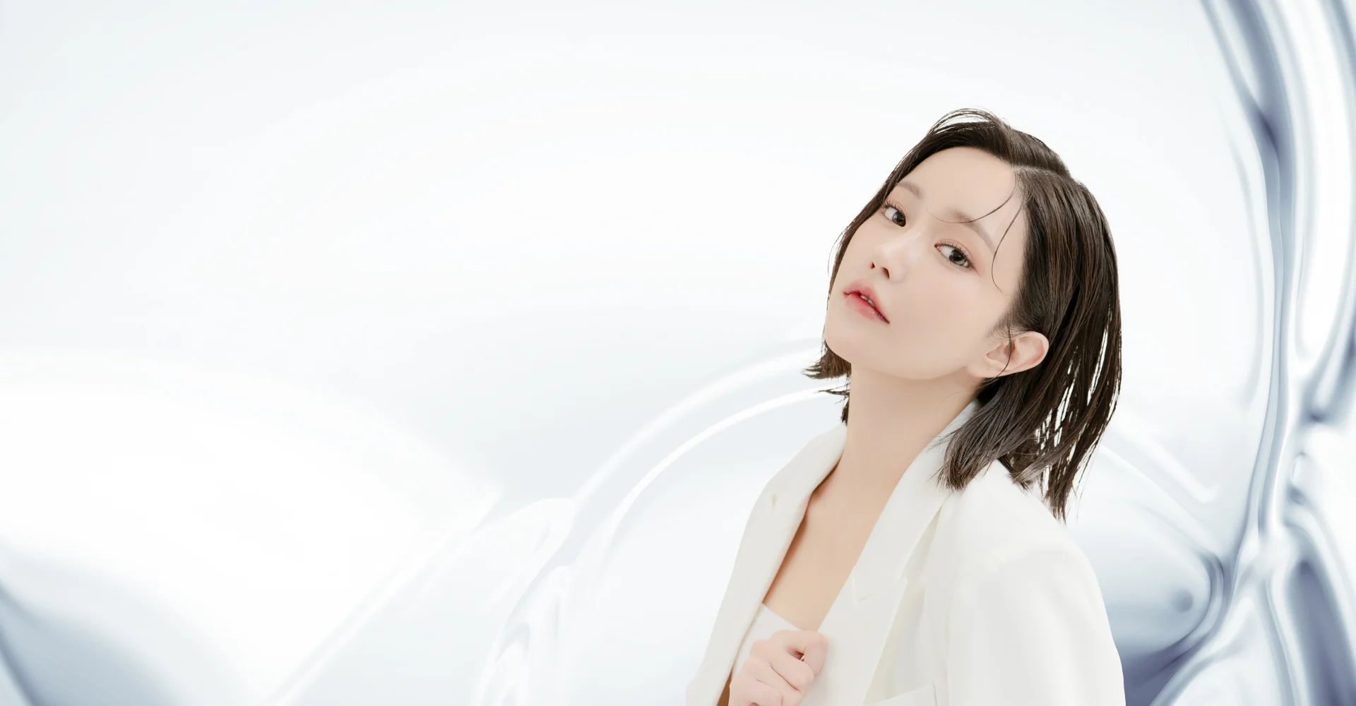 白いジャケットを着た、短い髪の女性が斜め上を見ているジュベルックのイメージ。