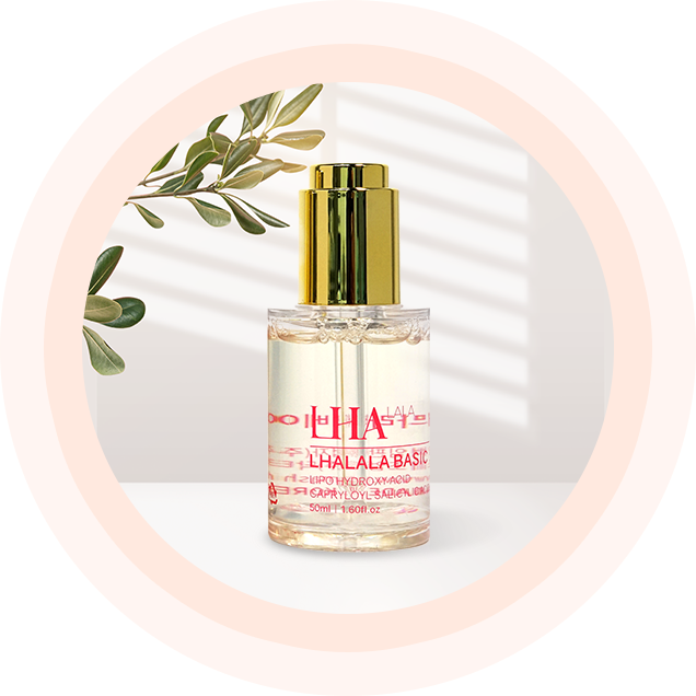 金色のキャップが付いた、LHALALA BASICの美容液ボトル。