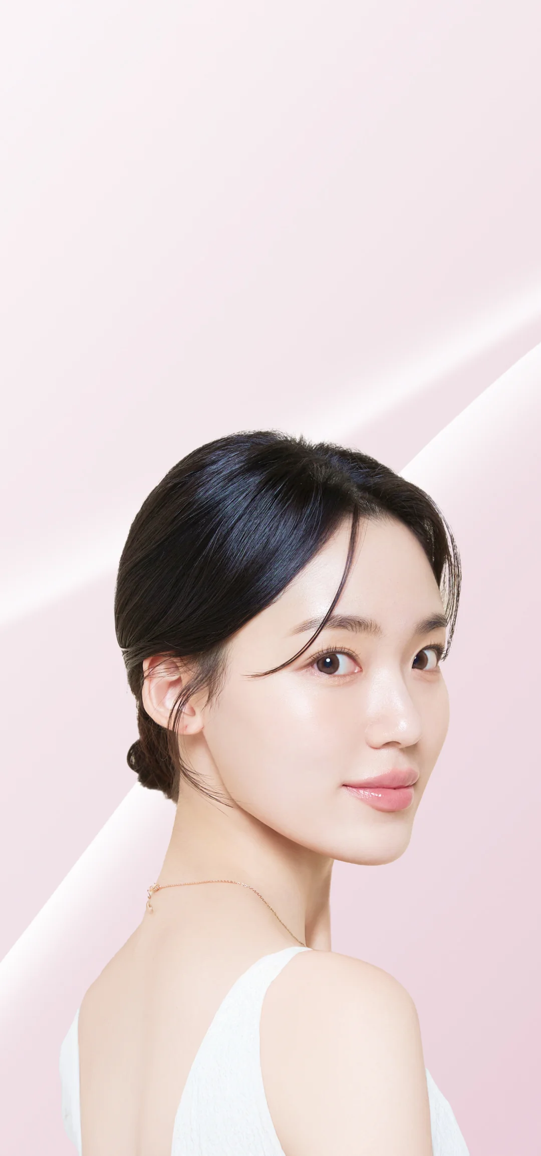 リフテラ2のメインビジュアル：女性が振り返って微笑んでいる