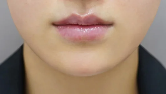 ふっくらとした、つやのある唇のクローズアップ写真