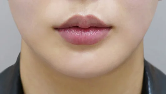 ふっくらとした唇のクローズアップ写真。