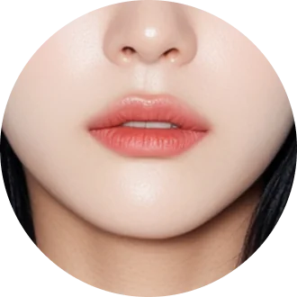 ふっくらとした唇のアップ。