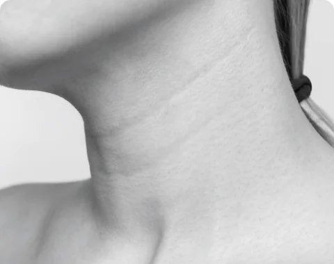 首のしわが目立つ女性のクローズアップ写真