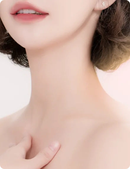 首のシワ治療のイメージ：女性の首元と肩、手元が写る