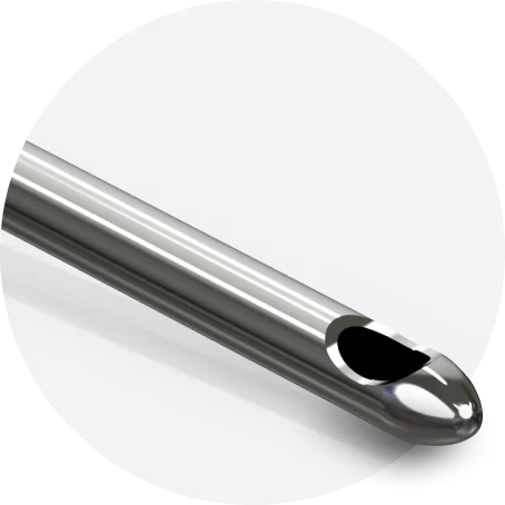 首シワフィラーに使用する注射針の先端部分のクローズアップ