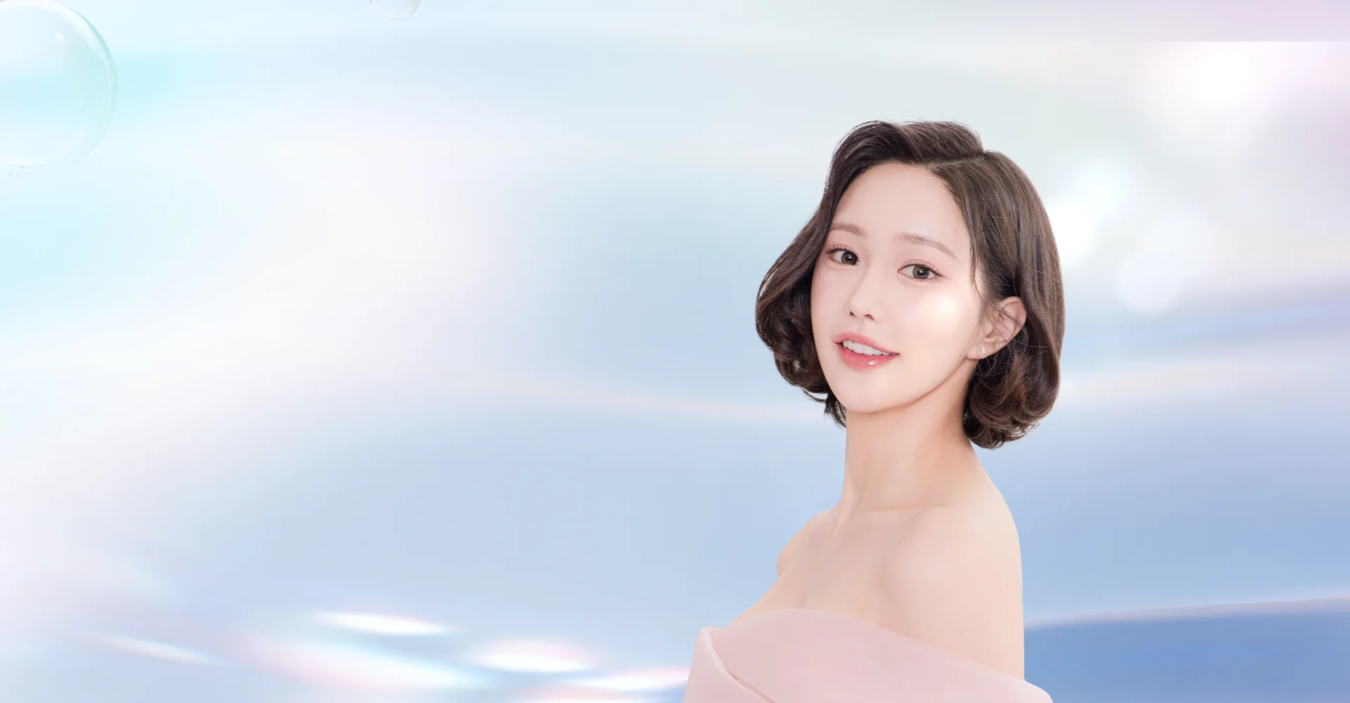 微笑む若い女性の肩から上のイメージ。「首シワフィラー」ページ用。