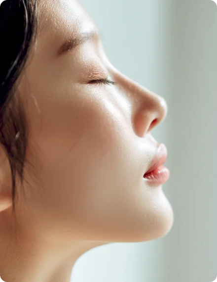 目を閉じた女性の横顔のクローズアップ