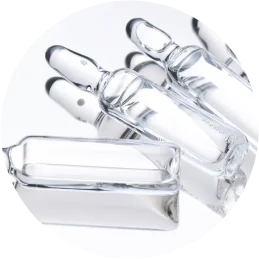 透明な液体が入った、輪郭注射用のアンプル