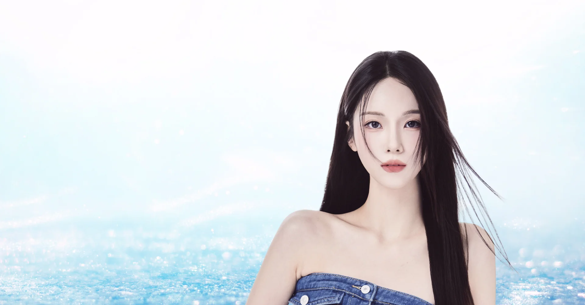 デニムのトップスを着た、黒髪の女性のポートレート。