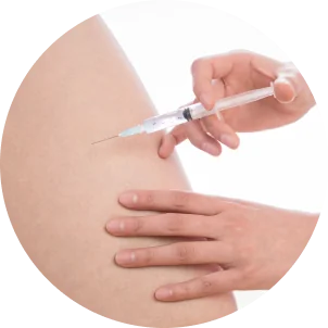 注射器で腹部に注射をする様子