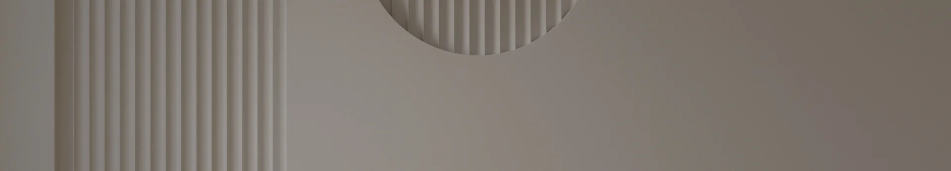 ベージュ色の壁に縦のラインが入った装飾