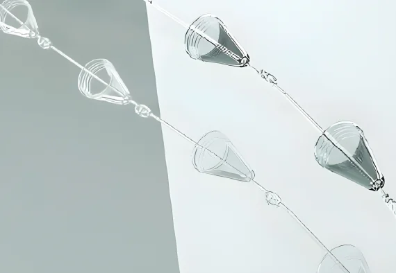 糸リフトに使用される、コーン状の突起がついた糸のクローズアップ。